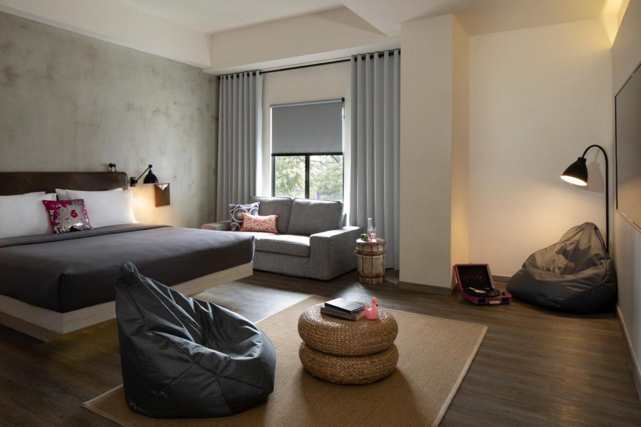 Moxy 3*