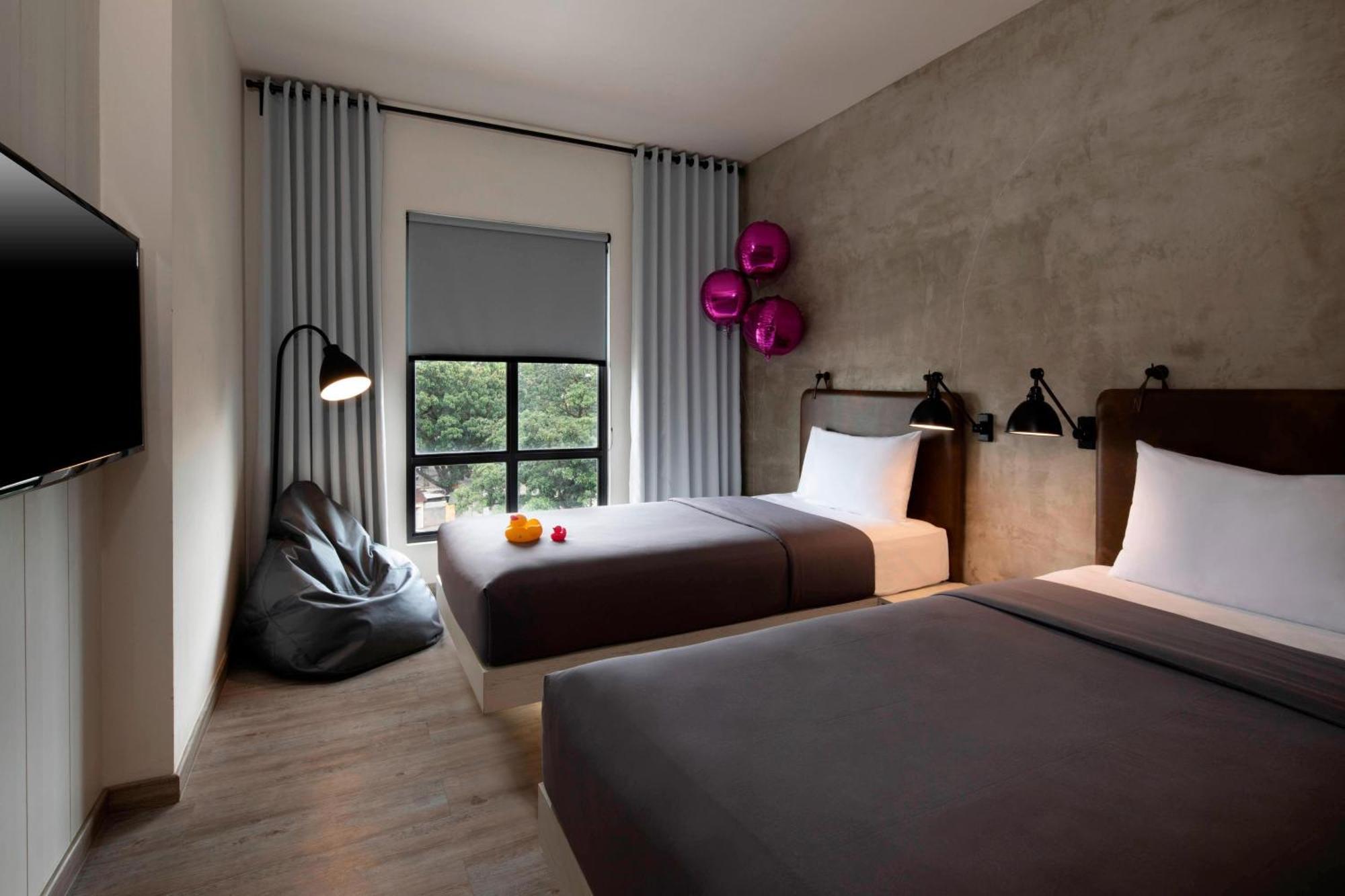 Moxy 3*