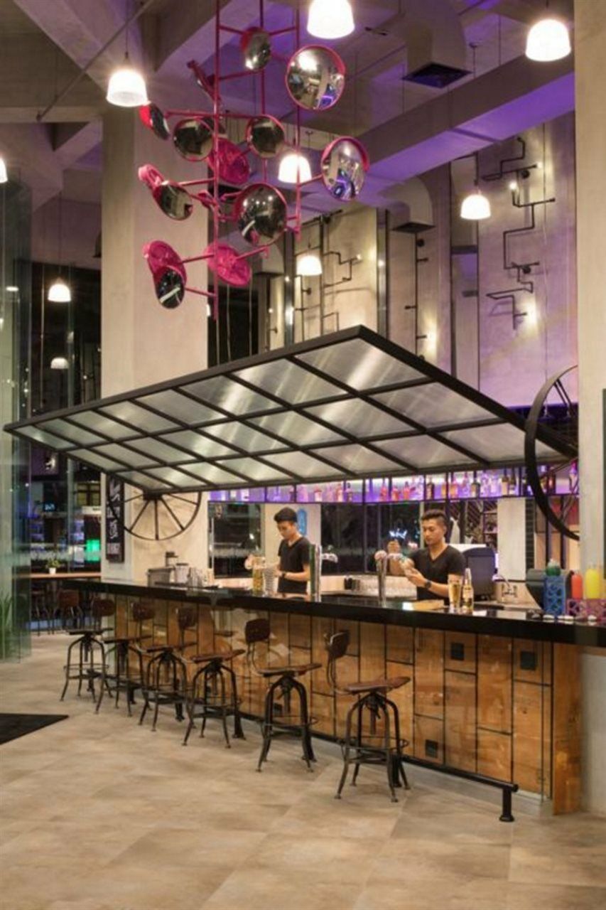 Moxy 3*